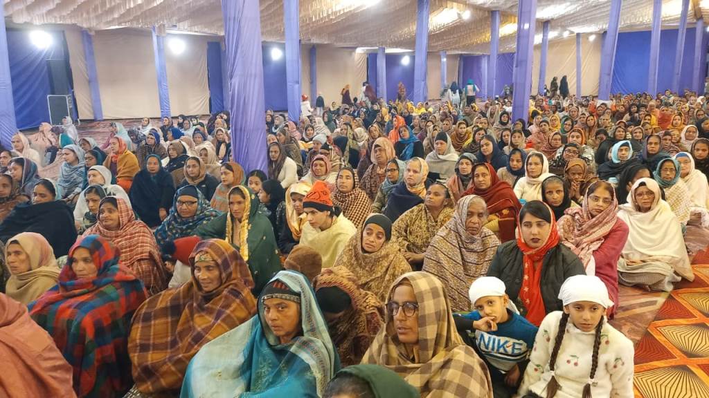 ਪਹਿਲੇ ਦਿਨ ਦੇ ਵਿਸ਼ਾਲ ਗੁਰਮਤਿ ਸਮਾਗਮ ਦੌਰਾਨ ਵੱਡੀ ਗਿਣਤੀ ਵਿਚ ਸੰਗਤਾਂ ਨੇ ਲਗਵਾਈ ਹਾਜਰੀ